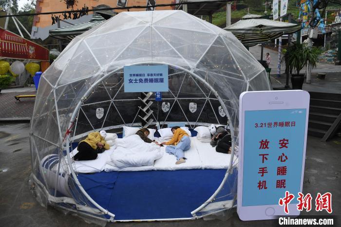 資料圖：工作人員以行為藝術(shù)的方式呼吁人們“放下手機(jī)、安心睡眠”。陳超 攝