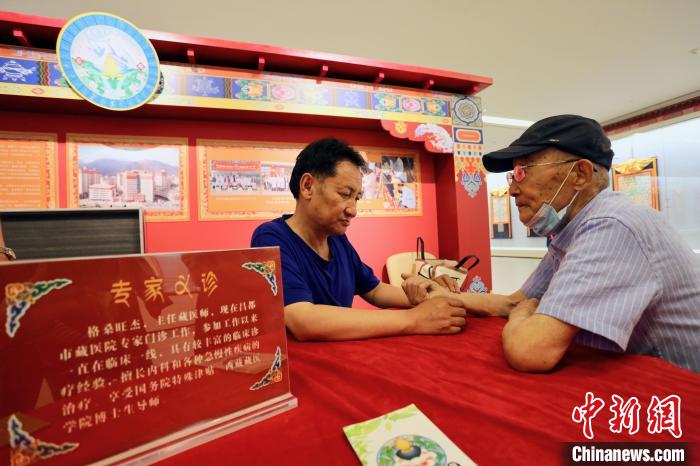 “藏韻瑰寶”藏醫(yī)四部醫(yī)典唐卡珍品展在天津美術(shù)館展出，展覽現(xiàn)場藏醫(yī)專家義診受歡迎?！⒖∩n 攝