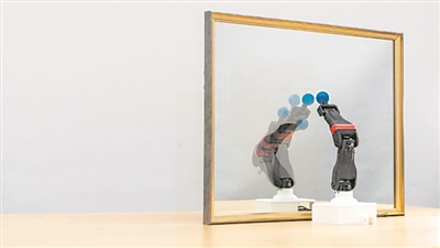  圖為機(jī)器人觀察自己在鏡子中的倒影，學(xué)習(xí)自身的形態(tài)和運(yùn)動(dòng)學(xué)，實(shí)現(xiàn)自主模擬。圖片來源：美國哥倫比亞大學(xué)