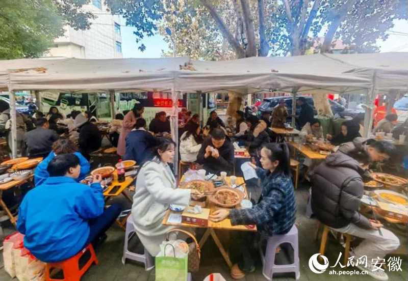 迎春街上，游客們品嘗廣德燉鍋。人民網記者 王銳攝