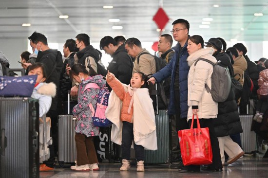 2月3日，家長(zhǎng)帶領(lǐng)小朋友在北京豐臺(tái)站排隊(duì)檢票。新華社記者 宋為偉 攝