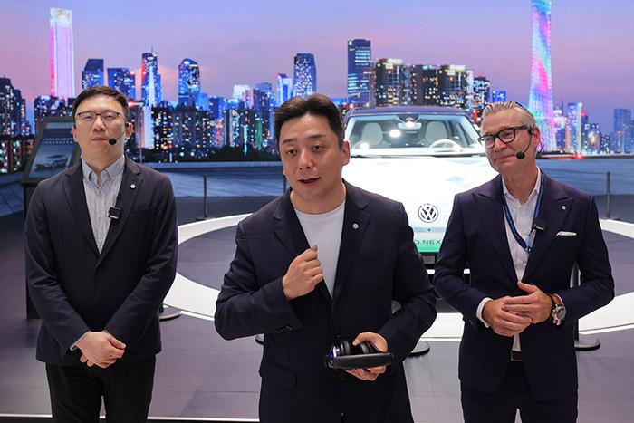 11月17日，上汽大眾汽車有限公司銷售與市場執(zhí)行副總經(jīng)理、上海上汽大眾汽車銷售有限公司總經(jīng)理俞經(jīng)民(中間)參加廣州車展展臺活動。 上汽大眾 供圖