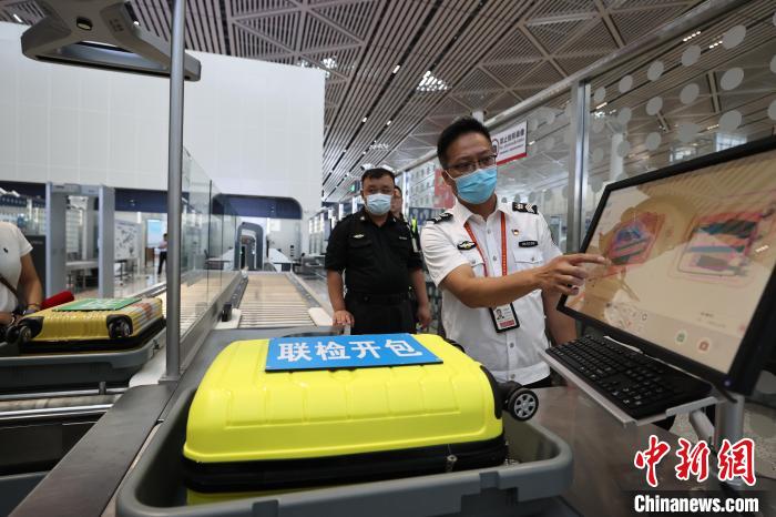 6月25日，在?？诿捞m國(guó)際機(jī)場(chǎng)T2航站樓，工作人員對(duì)完成改造的設(shè)備進(jìn)行模擬測(cè)試?！∈Y啟明 攝