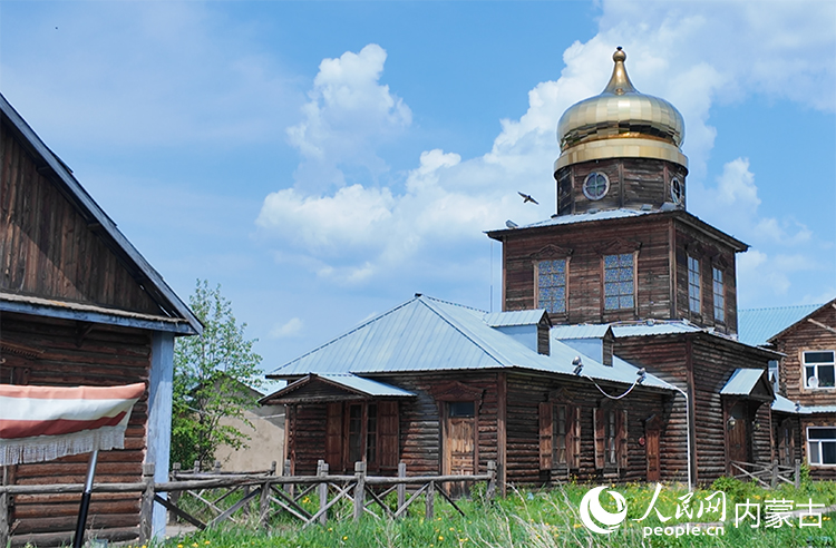 頗具特色的“木刻楞”房屋。人民網(wǎng)記者 齊浩男攝