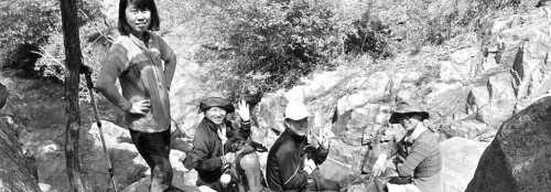 近日，資深驢友隨哥組織驢友到濟南仲宮太甲山游玩。圖為驢友正在山路上休息。隨哥供圖