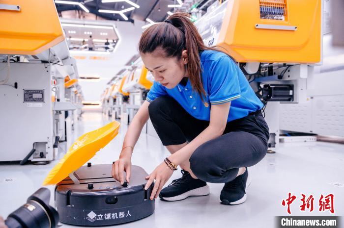 圖為員工在調(diào)試AGV搬運機器人。　李南軒 攝