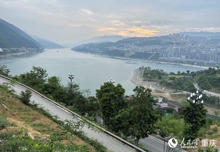 從巫山縣龍門(mén)街道江村遠(yuǎn)眺，左側(cè)為三峽里·竹枝村，右側(cè)為巫山縣城。人民網(wǎng)記者 劉政寧攝