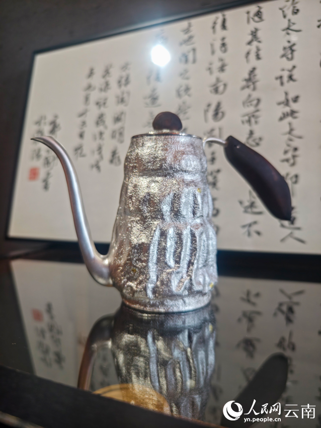 李杰加工制作的銀壺。人民網(wǎng)記者 符皓攝