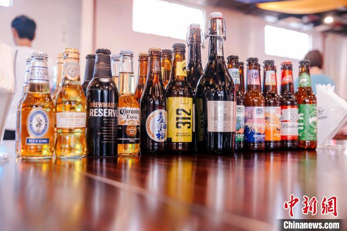 莆田基地主要生產(chǎn)全球旗艦品牌百威、科羅娜、貝克等啤酒，并生產(chǎn)雪津啤酒、雪山啤酒、藍(lán)妹啤酒等。　李南軒 攝