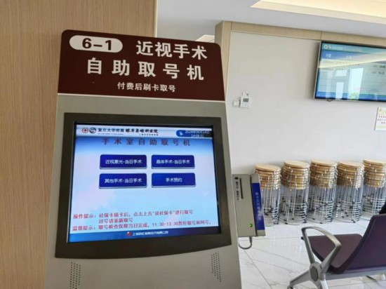 復旦大學附屬眼耳鼻喉科醫(yī)院眼科候診室現(xiàn)場。新華社記者龔雯 攝