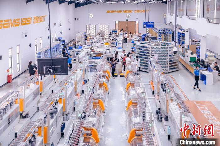 “高質(zhì)量發(fā)展調(diào)研行”主題采訪活動來到福建莆田雙馳鞋業(yè)個性化定制示范工廠?！±钅宪?攝