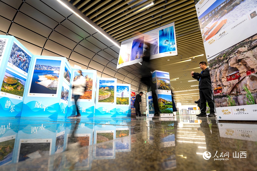 觀眾正在欣賞攝影作品。