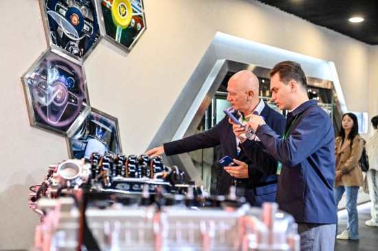  10月14日，外賓在吉林長春中國一汽紅旗文化展館參觀。新華社記者 顏麟蘊 攝