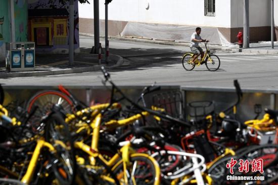 上海現(xiàn)共享單車“墳墓” 堆積如山場面壯觀。 張亨偉 攝