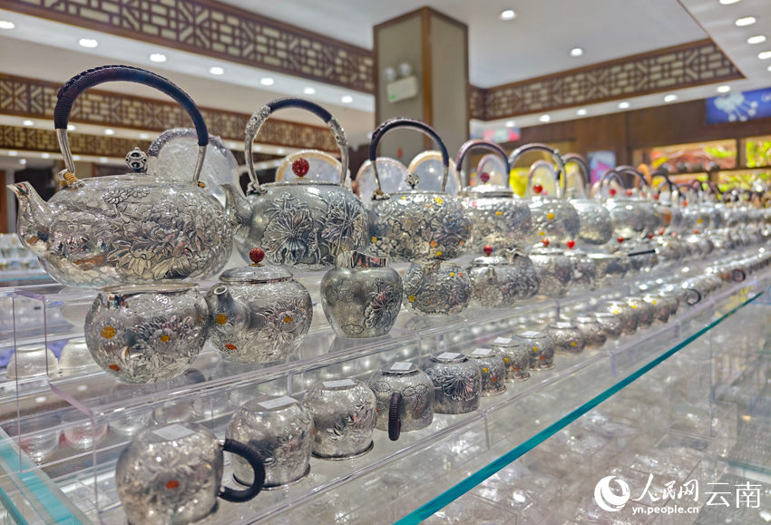 新華村一家銀器店里的各類銀器。人民網(wǎng)記者 符皓攝